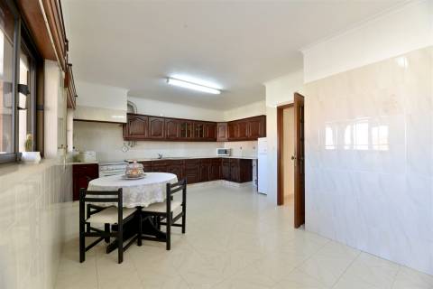 Moradia 4 assoalhadas para arrendamento em São Pedro Do Estoril.