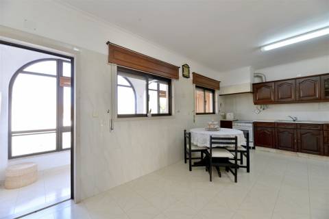 Moradia 4 assoalhadas para arrendamento em São Pedro Do Estoril.