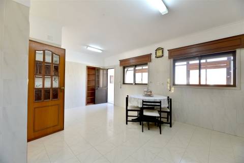 Moradia 4 assoalhadas para arrendamento em São Pedro Do Estoril.