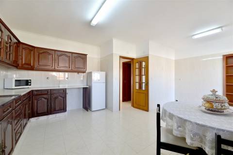 Moradia 4 assoalhadas para arrendamento em São Pedro Do Estoril.