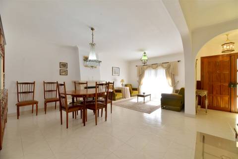 Moradia 4 assoalhadas para arrendamento em São Pedro Do Estoril.