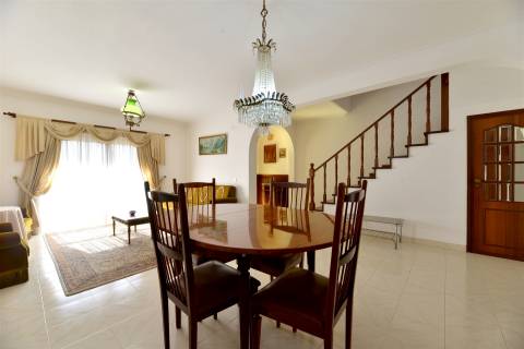 Moradia 4 assoalhadas para arrendamento em São Pedro Do Estoril.