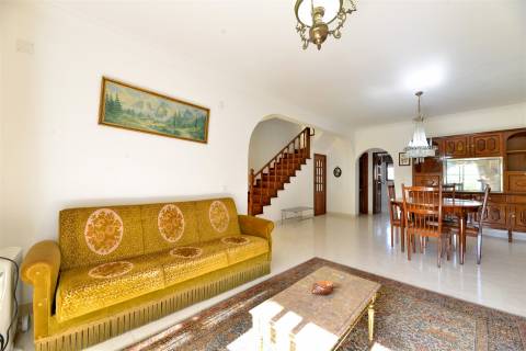 Moradia 4 assoalhadas para arrendamento em São Pedro Do Estoril.