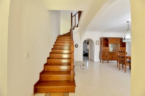 Moradia 4 assoalhadas para arrendamento em São Pedro Do Estoril.