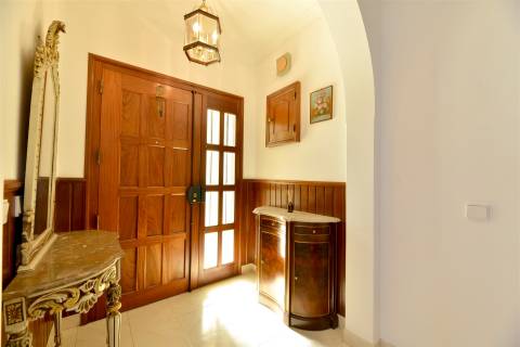 Moradia 4 assoalhadas para arrendamento em São Pedro Do Estoril.