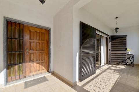 Moradia 4 assoalhadas para arrendamento em São Pedro Do Estoril.