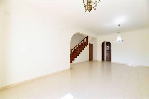 Moradia 4 assoalhadas para arrendamento em São Pedro Do Estoril.