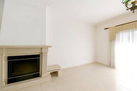 Moradia 4 assoalhadas para arrendamento em São Pedro Do Estoril.