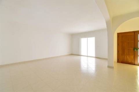 Moradia 4 assoalhadas para arrendamento em São Pedro Do Estoril.