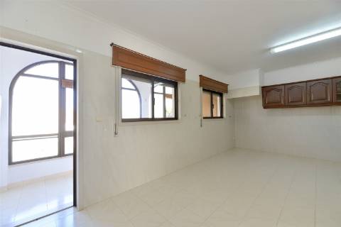 Moradia 4 assoalhadas para arrendamento em São Pedro Do Estoril.