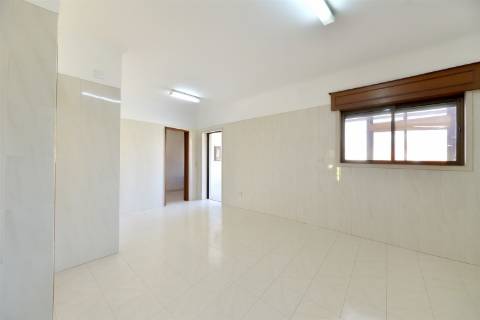 Moradia 4 assoalhadas para arrendamento em São Pedro Do Estoril.