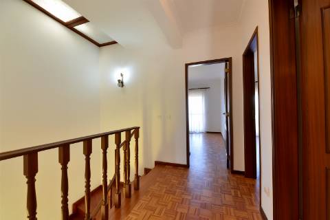 Moradia 4 assoalhadas para arrendamento em São Pedro Do Estoril.