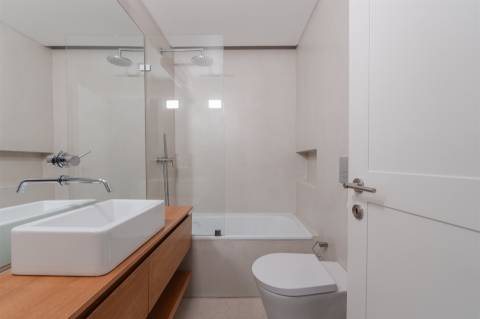 Apartamento T2 totalmente remodelado, com vista deslumbrante no Monte Estoril.