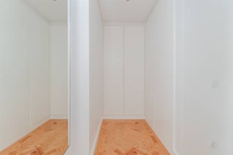 Apartamento T2 totalmente remodelado, com vista deslumbrante no Monte Estoril.