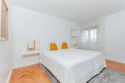 Apartamento T2 totalmente remodelado, com vista deslumbrante no Monte Estoril.