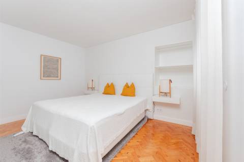 Apartamento T2 totalmente remodelado, com vista deslumbrante no Monte Estoril.