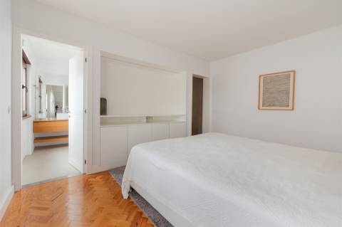 Apartamento T2 totalmente remodelado, com vista deslumbrante no Monte Estoril.