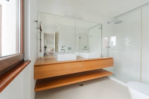 Apartamento T2 totalmente remodelado, com vista deslumbrante no Monte Estoril.