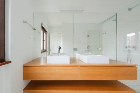 Apartamento T2 totalmente remodelado, com vista deslumbrante no Monte Estoril.