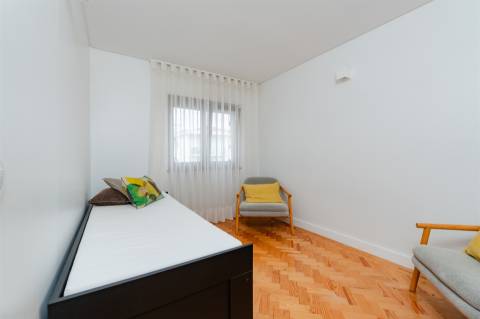 Apartamento T2 totalmente remodelado, com vista deslumbrante no Monte Estoril.