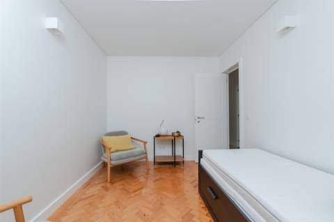 Apartamento T2 totalmente remodelado, com vista deslumbrante no Monte Estoril.