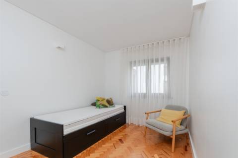 Apartamento T2 totalmente remodelado, com vista deslumbrante no Monte Estoril.