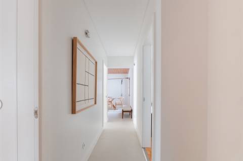 Apartamento T2 totalmente remodelado, com vista deslumbrante no Monte Estoril.