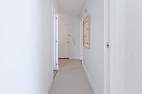 Apartamento T2 totalmente remodelado, com vista deslumbrante no Monte Estoril.