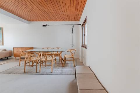 Apartamento T2 totalmente remodelado, com vista deslumbrante no Monte Estoril.