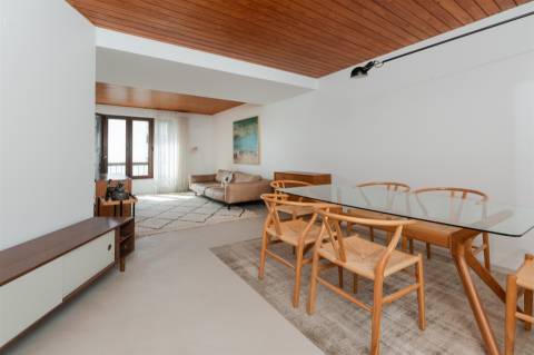 Apartamento T2 totalmente remodelado, com vista deslumbrante no Monte Estoril.