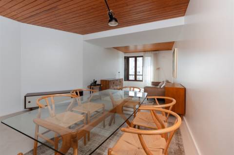 Apartamento T2 totalmente remodelado, com vista deslumbrante no Monte Estoril.