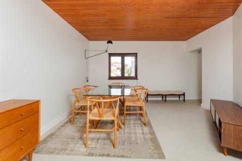 Apartamento T2 totalmente remodelado, com vista deslumbrante no Monte Estoril.