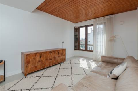 Apartamento T2 totalmente remodelado, com vista deslumbrante no Monte Estoril.