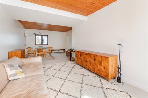 Apartamento T2 totalmente remodelado, com vista deslumbrante no Monte Estoril.