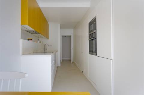 Apartamento T2 totalmente remodelado, com vista deslumbrante no Monte Estoril.