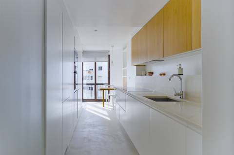 Apartamento T2 totalmente remodelado, com vista deslumbrante no Monte Estoril.