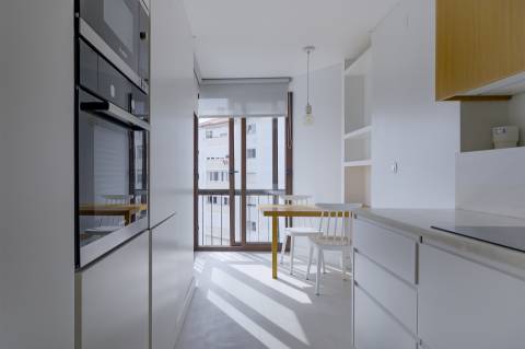 Apartamento T2 totalmente remodelado, com vista deslumbrante no Monte Estoril.