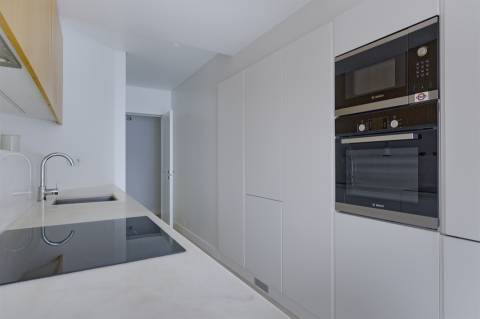 Apartamento T2 totalmente remodelado, com vista deslumbrante no Monte Estoril.