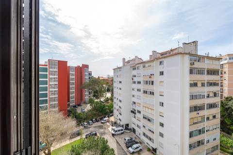 Apartamento T2 totalmente remodelado, com vista deslumbrante no Monte Estoril.