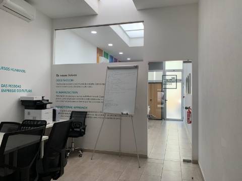 2 Lojas para Venda no Carregado