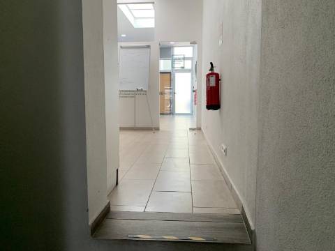 2 Lojas para Venda no Carregado