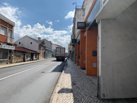 2 Lojas para Venda no Carregado