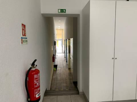 2 Lojas para Venda no Carregado