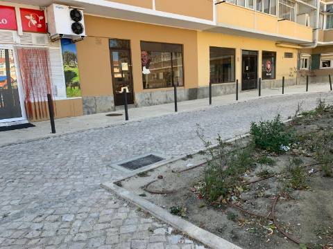 Loja para Venda em Mem Martins – Localização Premium.