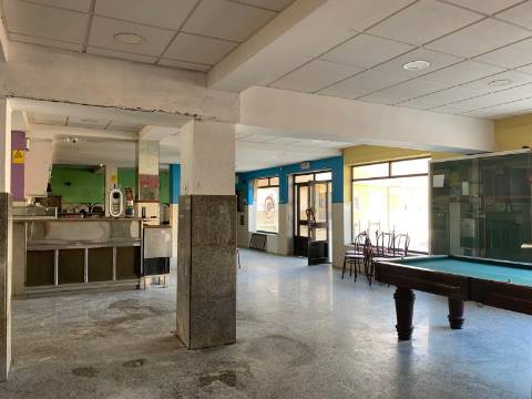 Loja para Venda em Mem Martins – Localização Premium.