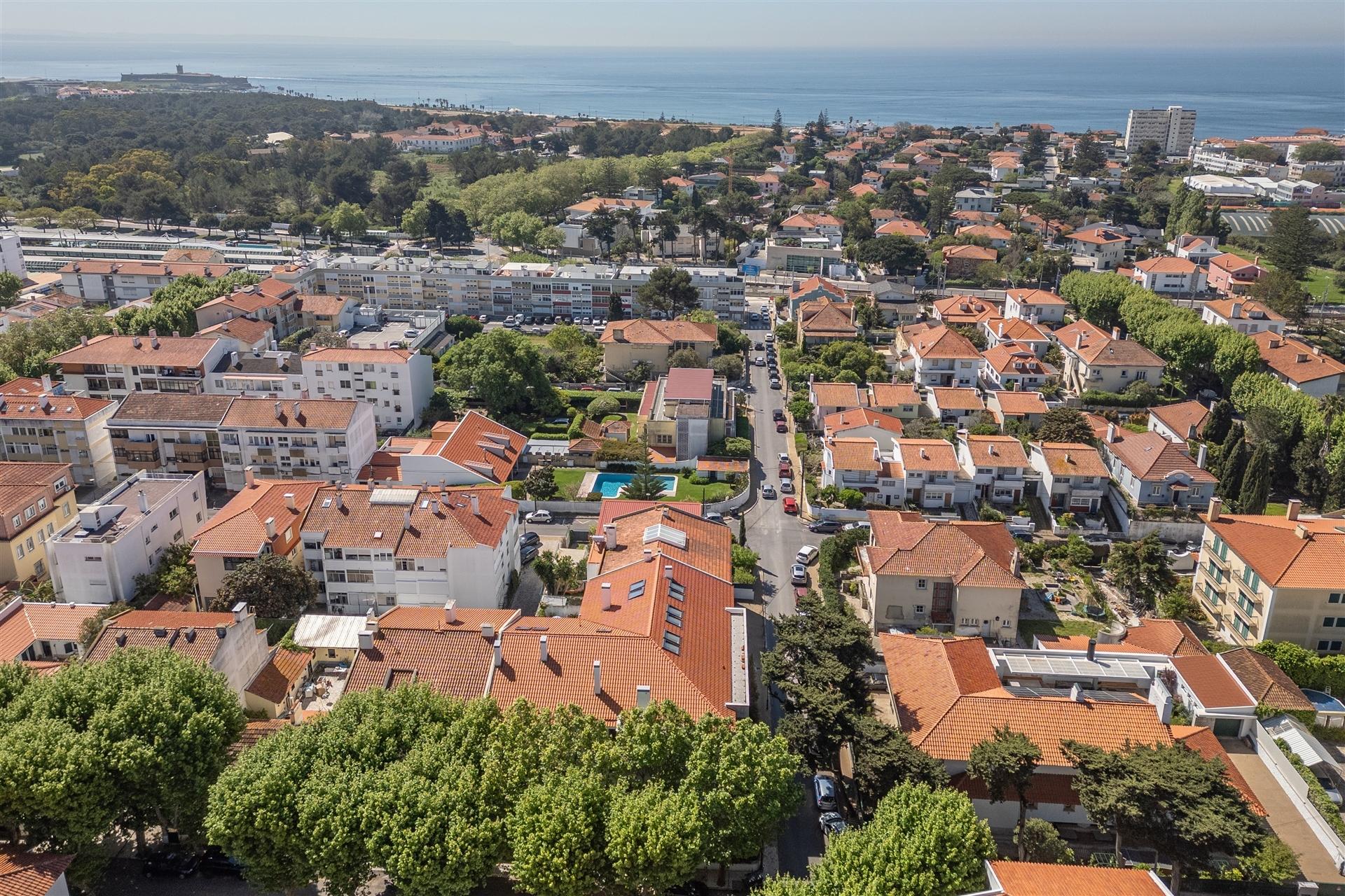 Moderno Apartamento  T3,  no centro de Carcavelos.
