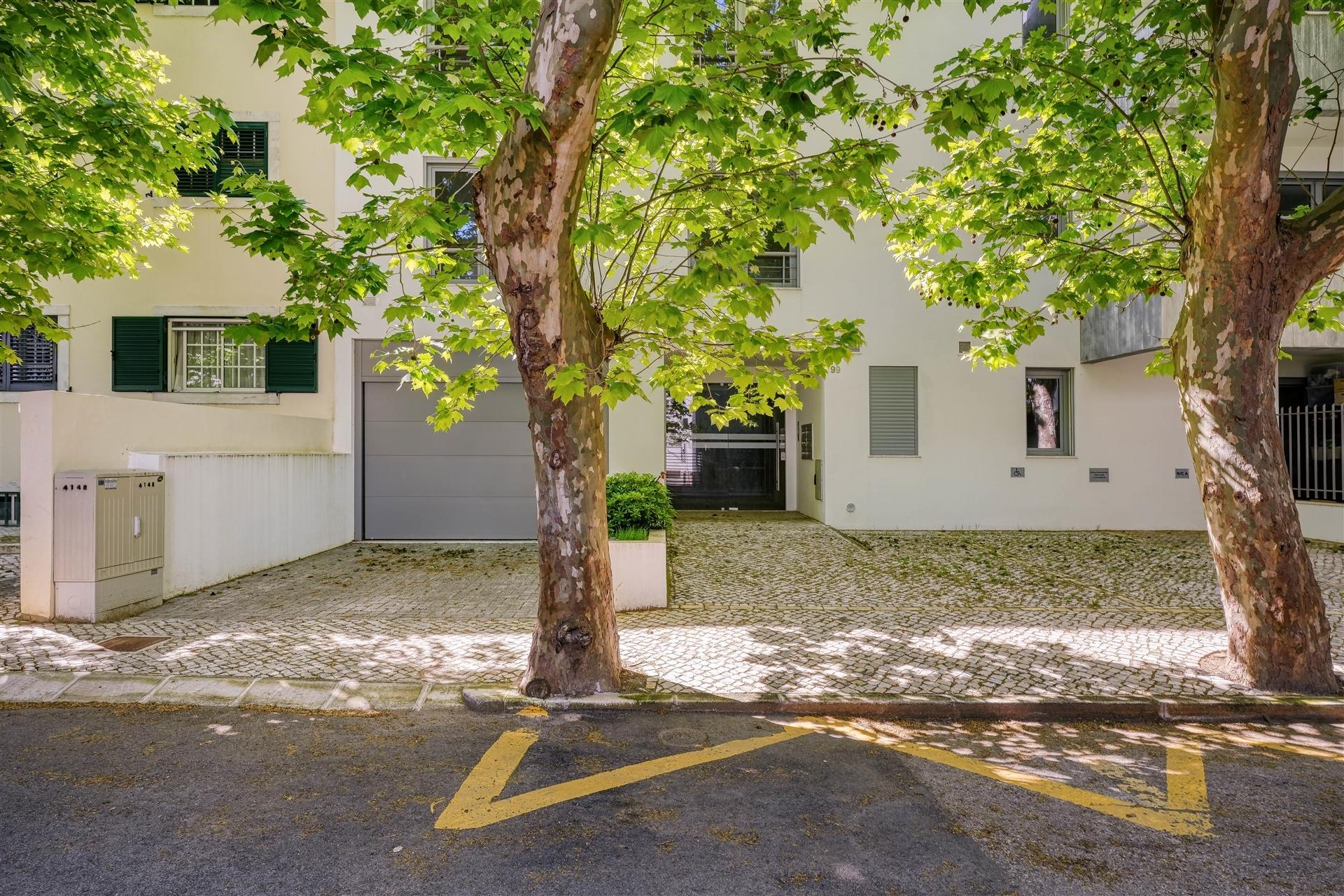Moderno Apartamento  T3,  no centro de Carcavelos.