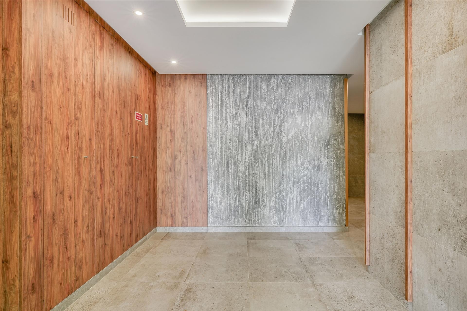 Moderno Apartamento  T3,  no centro de Carcavelos.
