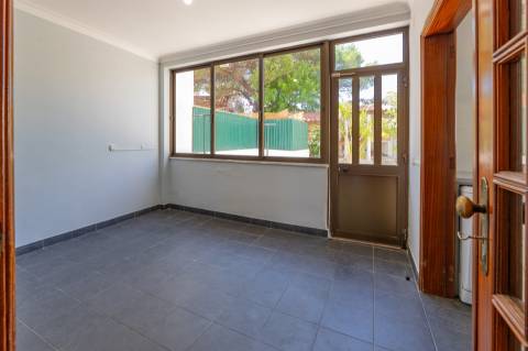 Moradia T2+1, em banda com Jardim, churrasqueira e garagem - Pau Gordo.