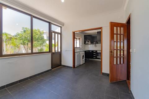 Moradia T2+1, em banda com Jardim, churrasqueira e garagem - Pau Gordo.